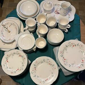 Just In Time For The Holiday Season Pfaltzgraff Winterberry Set